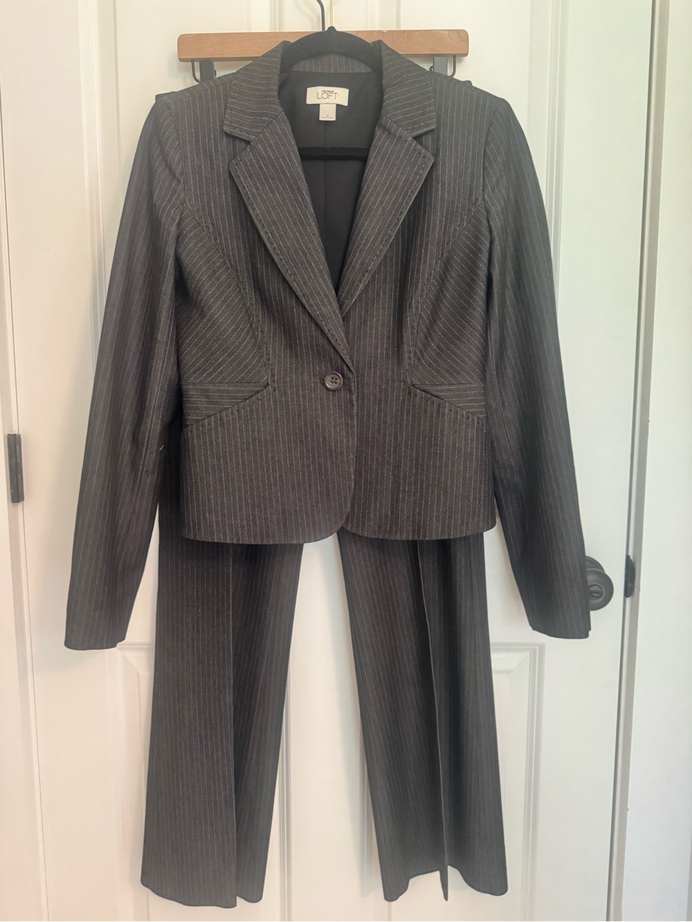LOFT Women’s Size 4 Charcoal Gray Pinstripe Pantsuit Blazer Trousers Career